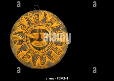 Mexikanische traditionelle gelbe Keramik Sonne Symbol Platte Souvenir auf schwarzem Hintergrund isoliert Stockfoto