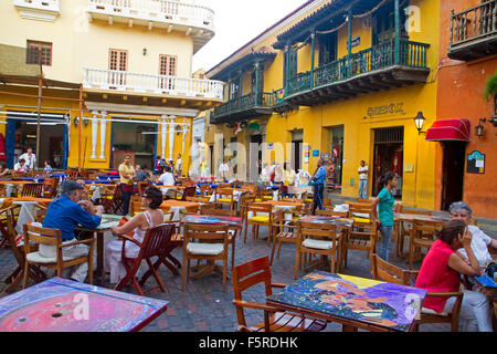 Restauranttische im Plaza Santo Domingo, Cartagena Stockfoto