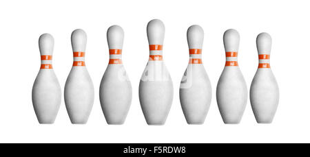 Bowling-Pins in einer Reihe, isoliert auf weiss Stockfoto