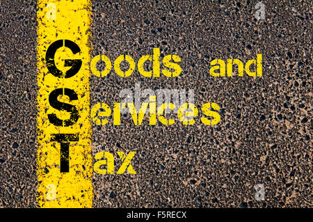 Konzept-Bild des Business Akronym GST als Goods and Services Tax über Straße Markierung gelber Farbe geschrieben. Stockfoto