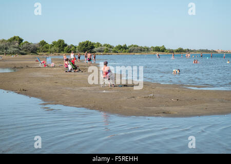 Sonnenbaden auf einem Sand spucken auf Mittelmeer Küste in der Nähe von Stadt von Gruissan, in der Nähe von Narbonne, Südfrankreich, Frankreich. Stockfoto