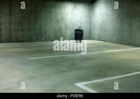 Vergessene Koffer in leeren Parkhaus Stockfoto