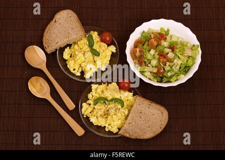 Rührei mit Brot und Gemüse (flachen DOF) Stockfoto