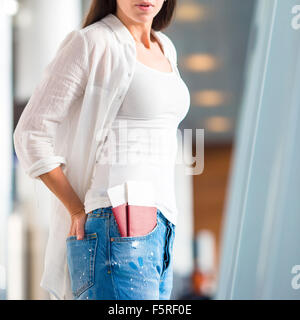 Zwei Pässe und Boarding pass Closeup in Tasche am Flughafen Stockfoto