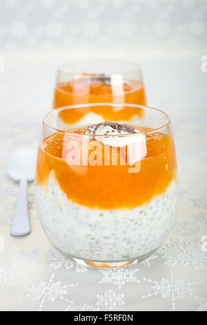 Mango-Chia-Samen-Pudding in einem Glas. Stockfoto