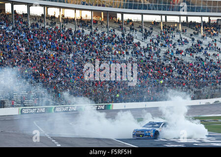 Ft. Worth, TX, USA. 8. November 2015. Ft. Worth, TX - 8. November 2015: Jimmie Johnson (48) gewinnt der AAA Texas 500 auf dem Texas Motor Speedway in ft. Worth, TX. Bildnachweis: Csm/Alamy Live-Nachrichten Stockfoto