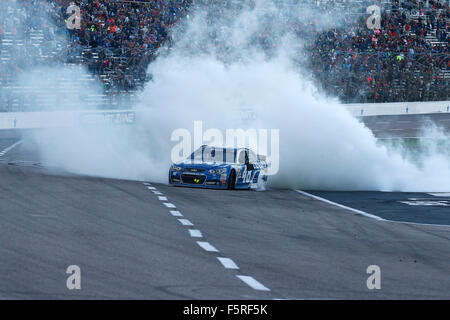 Ft. Worth, TX, USA. 8. November 2015. Ft. Worth, TX - 8. November 2015: Jimmie Johnson (48) gewinnt der AAA Texas 500 auf dem Texas Motor Speedway in ft. Worth, TX. Bildnachweis: Csm/Alamy Live-Nachrichten Stockfoto