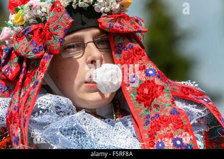 Vlcnov, die Fahrt der Könige. Tschechische traditionelle Festival Junge in Folklore-Kleid Vlcnov, Tschechische Republik Stickerei Stockfoto