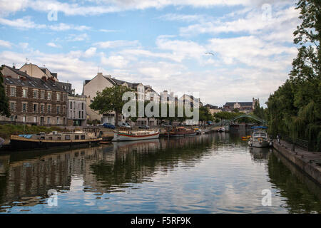 Hausboote auf dem Fluss Erdre, mit Parkland und Apartment Gebäude im Hintergrund der schönen Stadt von Nantes in Frankreich. Stockfoto