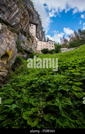 Renaissance-Schloss, gebaut in Rocky Mountain in Predjama, Slowenien. Ansicht von unten. Berühmte touristische Ort in Europa. Stockfoto