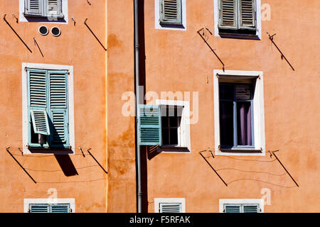 Fenster und Fensterläden in den mittelalterlichen Vielle Ville Nizza Frankreich Stockfoto