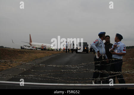 Yogyakarta, Indonesien. 6. November 2015. Offiziere untersuchen die Website der Batik Air Flugnummer ID6380 Absturz am Adisucipto International Airport. Das Flugzeug aus Jakarta, rutschte von der Landebahn bei der Landung durch heftige Regenfälle. © Slamet Riyadi/ZUMA Wire/ZUMAPRESS.com/Alamy Live-Nachrichten Stockfoto