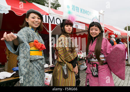 Mitarbeiterinnen und Mitarbeiter tragen traditionelle japanischen Kimono posieren für ein Foto während der '' Moshi Moshi Nippon Festival 2015'' am 7. November 2015 in Tokio, Japan. Japanische Musikstars und Models besucht Moshi Moshi Nippon Festival 2015 mit dem Ziel der Förderung der japanischen Popkultur (Mode, Anime, Musik und Essen) zur Welt. Für die diesjährige Tokyo waren Besucher mit einem nicht-japanischen Pass kostenlos erlaubt und Behindertensitzen gegeben. Das Event läuft drei Tage bis zum 8. November am Tokyo Metropolitan Gymnasium. © Rodrigo Reyes Marin/AFLO/Alamy Live-Nachrichten Stockfoto