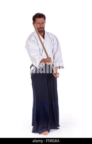 Aikido Meister mit Schwert in Angriffsposition Stockfoto