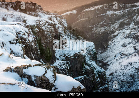 Ein Wintertag im Schnee bedeckt Cheddar Gorge in Somerset, England nach einer Periode der Schnee. Stockfoto