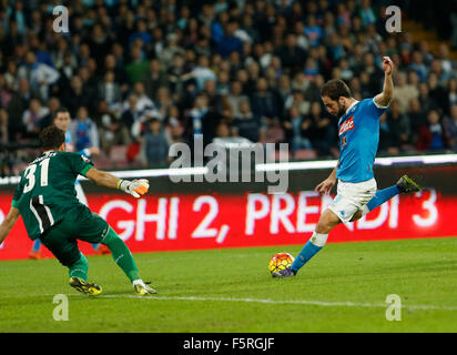 Neapel, Italien. 8. November 2015. Orestis Karnezis blockt vorbei Jorginho in der italienischen Serie A-Fußballspiel zwischen SSC Napoli und Udinese im Stadion San Paolo. Bildnachweis: Ciro De Luca/Pacific Press/Alamy Live-Nachrichten Stockfoto