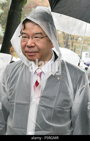 Tokio, Japan. 8. November 2015. Kazuo Shii Executive Committee Vorsitzenden der kommunistischen Partei Japans erscheint während einer Protestaktion organisiert von High School Studentengruppe T-NsSOWL (Teens stehen bis zu widersetzen Krieg Gesetz) von Shibuya Harajuku-Bereich auf 8. November 2015, Tokio, Japan. Politiker-Shii und Renho verbunden mit Demonstranten fordern die fortlaufende Unterstützung von Prozessen die Verfassungsmäßigkeit von Rechtsvorschriften über die neue Sicherheit eine Herausforderung. Insgesamt 29 Gruppen, wie T-NsSOWL und Studenten Emergency Action für liberale Demokratie (SEALDs), Ziel ist es, weiterhin Rallyes rund um die Ernährung auf organisieren die Stockfoto