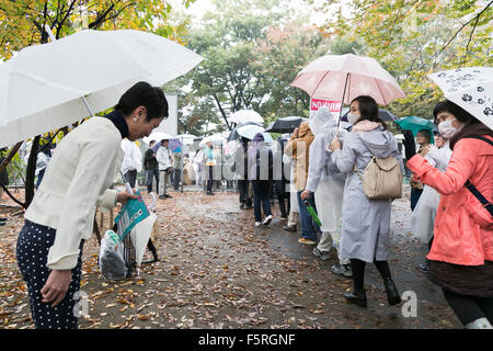 Tokio, Japan. 8. November 2015. Renho Murata Democratic Party of Japan (DJP) Oberhaus Mitglied begrüßt Menschen während einer Protestaktion organisiert von High School Studentengruppe T-NsSOWL (Teens stehen bis zu widersetzen Krieg Recht) begonnen von Shibuya, Harajuku Bereich auf 8. November 2015, Tokio, Japan. Politiker-Shii und Renho verbunden mit Demonstranten fordern die fortlaufende Unterstützung von Prozessen die Verfassungsmäßigkeit von Rechtsvorschriften über die neue Sicherheit eine Herausforderung. Insgesamt 29 Gruppen, wie T-NsSOWL und Studenten Emergency Action für liberale Demokratie (SEALDs), Ziel ist es, weiterhin Rallyes rund um die Ernährung zu organisieren Stockfoto