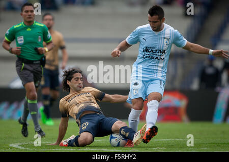 Mexico City, Mexiko. 8. November 2015. Pumas De La UNAM Matias Britos (L) wetteifert den Ball mit Queretaro des Mario Osuna (R) während des Spiels entsprechend den Tag 16 der 2015 Eröffnungsturnier der MX-Liga, im Olympiastadion von Universität in Mexiko-Stadt, Hauptstadt von Mexiko, am 8. November 2015 statt. De La UNAM Pumas gewann das Spiel 2: 1. Bildnachweis: Pedro Mera/Xinhua/Alamy Live-Nachrichten Stockfoto