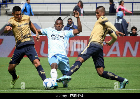 Mexico City, Mexiko. 8. November 2015. Pumas De La UNAM Luis Fuentes (L) und Fidel Martinez (R) vie den Ball mit der Queretaro Yerson Candelo während des Spiels entsprechend den Tag 16 der 2015 Eröffnungsturnier der MX-Liga, im Olympiastadion von Universität in Mexiko-Stadt, Hauptstadt von Mexiko, am 8. November 2015 statt. De La UNAM Pumas gewann das Spiel 2: 1. Bildnachweis: Jorge Rios/Xinhua/Alamy Live-Nachrichten Stockfoto