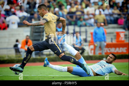 Mexico City, Mexiko. 8. November 2015. Pumas De La UNAM Ismael Sosa (L) wetteifert den Ball mit Queretaro des Miguel Martinez (R) während des Spiels entsprechend den Tag 16 der 2015 Eröffnungsturnier der MX-Liga, im Olympiastadion von Universität in Mexiko-Stadt, Hauptstadt von Mexiko, am 8. November 2015 statt. De La UNAM Pumas gewann das Spiel 2: 1. Bildnachweis: Jorge Rios/Xinhua/Alamy Live-Nachrichten Stockfoto