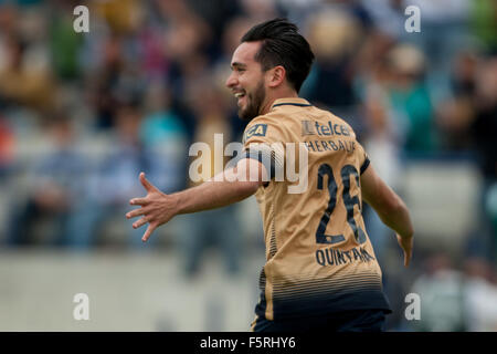 Mexico City, Mexiko. 8. November 2015. Pumas De La UNAM Luis Quintana Celebrats seine Gäste während des Spiels entsprechend den Tag 16 der 2015 Eröffnungsturnier der MX-Liga gegen Queretaro, im Olympiastadion von Universität in Mexiko-Stadt, Hauptstadt von Mexiko, am 8. November 2015 statt. De La UNAM Pumas gewann das Spiel 2: 1. Bildnachweis: Pedro Mera/Xinhua/Alamy Live-Nachrichten Stockfoto