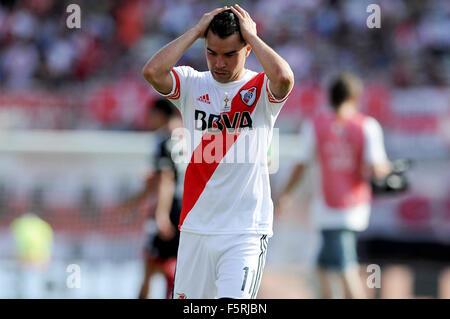 Buenos Aires, Argentinien. 8. November 2015. River Plate Javier Saviola reagiert nach dem Spiel des argentinischen ersten Division Turniers gegen Newells Old Boys im Monumental Antonio Vespucio Liberti Stadion in Buenos Aires Stadt, Hauptstadt von Argentinien, am 8. November 2015 statt. Newells Old Boys gewann 2: 0. Bildnachweis: Juan Roleri/TELAM/Xinhua/Alamy Live-Nachrichten Stockfoto