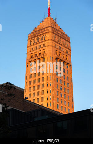 Minneapolis Foshay Tower, jetzt das Minneapolis Minnesota W Hotel (2008). Frühen Art Déco-Hochhaus (1929). Bei Sonnenuntergang. Stockfoto