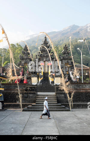 Ein verehrer an der Pasar agung Tempel mit dem Gipfel des Vulkan im Hintergrund, in Bali, Indonesien. Stockfoto