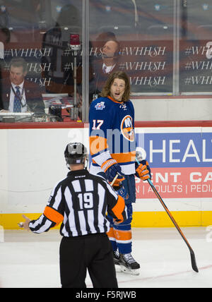 New York, NY, USA. 8. November 2015. New York Islanders linken Flügel MATT MARTIN (17) sieht ein Schiedsrichter GORD DWYER, wie er bestraft wird, für das Schruppen in der 3. Periode ein NHL-Eishockey-Spiel, Barclays Center, Sonntag, 8. November 2015. Die Boston Bruins gewann 2: 1. Bildnachweis: Bryan Smith/ZUMA Draht/Alamy Live-Nachrichten Stockfoto