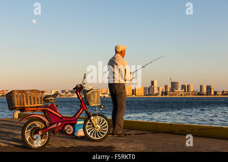 Alte Fischer, Angeln im Hafen von Kobe Stockfoto