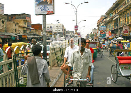 Delhi, Indien-11. September 2004, Ausländer haben eine Fahrt mit der Fahrradrikscha auf einer belebten Straße, Neu-Delhi zu erkunden. Stockfoto