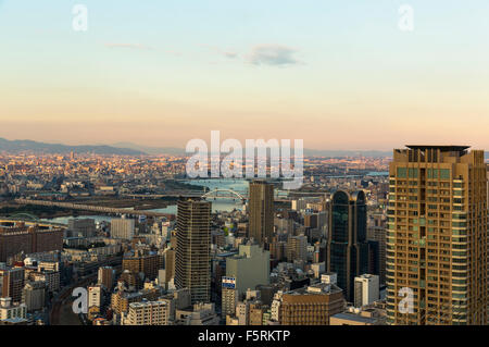 Osaka Skyline. Blick von der schwimmende Garten Sternwarte Umeda Sky Building Stockfoto