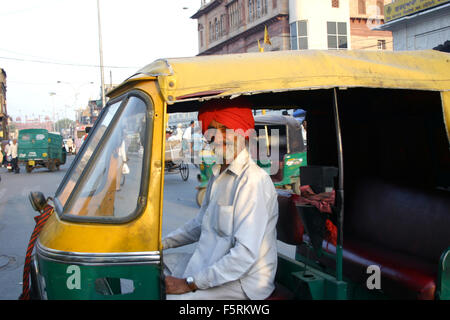 Delhi, Indien 27. März 2004: Ein Auto Rikscha-Fahrer in den belebten Straßen von Delhi. Stockfoto