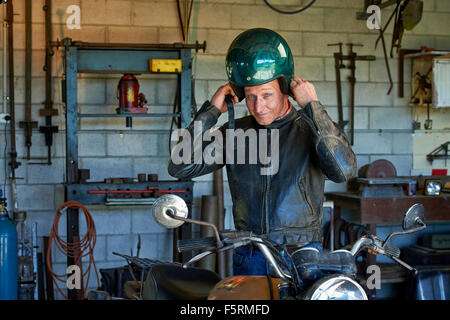 Porträt von einem reifen Alter Mann mit seinem Motorrad. Stockfoto