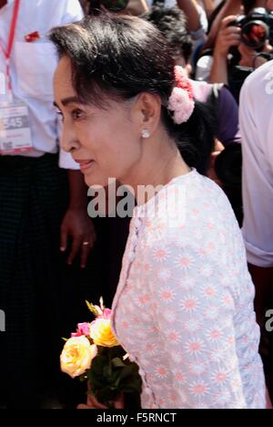 Yangon, Myanmar. 9. November 2015. Demokratie Symbol Aung San Suu Kyi wird von Fans begrüßt, als sie am Sitz der nationalen Liga für Demokratie-Partei in Yangon, Myanmar, 9. November 2015 ankommt. Suu Kyi sagte Fans "Ich denke, Sie haben bereits eine Vorstellung der Ergebnisse" der Wahl, anspielend auf die NLD-Erdrutsch-Sieg bei den Wahlen. Bildnachweis: Arthur Jones Dionio/Alamy Live-Nachrichten Stockfoto