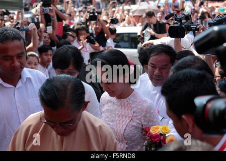 Yangon, Myanmar. 9. November 2015. Demokratie Symbol Aung San Suu Kyi wird von Fans begrüßt, als sie am Sitz der nationalen Liga für Demokratie-Partei in Yangon, Myanmar, 9. November 2015 ankommt. Suu Kyi sagte Fans "Ich denke, Sie haben bereits eine Vorstellung der Ergebnisse" der Wahl, anspielend auf die NLD-Erdrutsch-Sieg bei den Wahlen. Bildnachweis: Arthur Jones Dionio/Alamy Live-Nachrichten Stockfoto