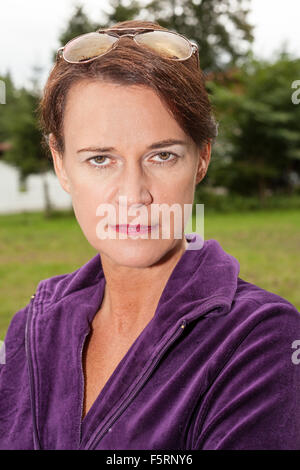 Brünette Frau trägt lila Top im freien Stockfoto
