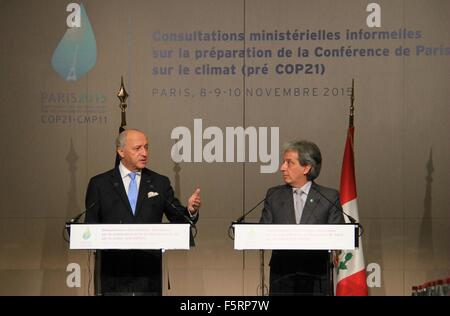 Paris, Frankreich. 8. November 2015. Französischer Außenminister und COP 21 Präsident Laurent Fabius (L) befasst sich eine Tagung der Außen- und Umweltminister den Weg bereiten für das Klima Konferenz der abschließenden Verhandlungen, in Paris, Frankreich, 8. November 2015. Frankreich Gastgeber die Klimakonferenz in Paris (COP21) im Dezember, wo Beamte wollen eine globale und verbindliche Vereinbarung zur Begrenzung der Erderwärmung auf zwei Grad Celsius zu finden. © Zhang Xuefei/Xinhua/Alamy Live-Nachrichten Stockfoto