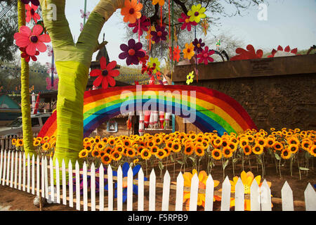 Bunte Blumen-Dekoration-Stall, Surajkund Mela, Haryana, Indien, Asien Stockfoto