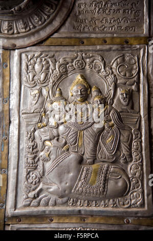 Carving-Shiva Parvati Ganesh auf Tür, Bhimakali Tempel, Sarahan, Himachal Pradesh, Indien, Asien Stockfoto