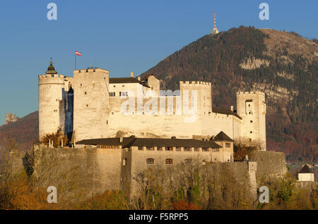 Salzburg-Festung Hohensalzburg in Österreich. Burg vor Gaisberg Berg auf der rechten Seite und dem Nockstein auf der linken Seite. Stockfoto