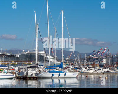 Die Stadt La Spezia, Ligurien, Italien. Hafen mit Krane, Container und Kreuzfahrtschiff. Stockfoto
