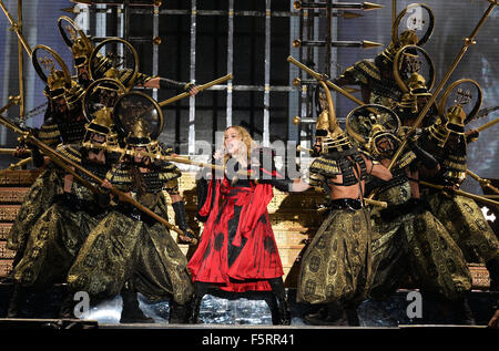 Samstag. 7. November 2015. Madonna führt im Konzert während ihrer "Rebel Heart Tour" in Prag, Tschechische Republik, auf Samstag, 7. November 2015. © Katerina Sulova/CTK Foto/Alamy Live-Nachrichten Stockfoto