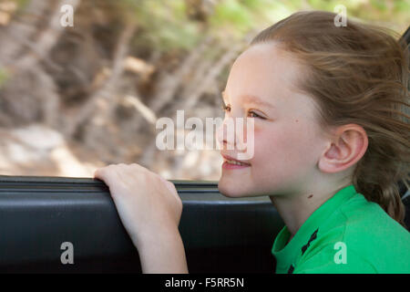 Griechenland, Karpathos Amopi, Boy (8-9) im Auto Stockfoto