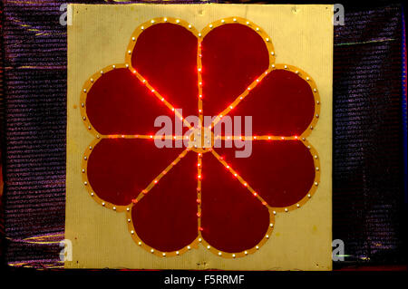 Beleuchtete Lampen angeordnet auf Blume design, Pune, Maharashtra, Indien, Asien Stockfoto