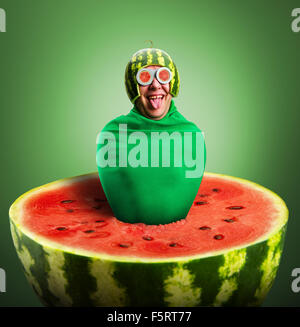 Lustiger Mensch mit Wassermelone Helm und Brillen sieht aus wie eine parasitäre Raupe Stockfoto