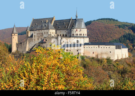 Schloss Vianden (11.-14. Jahrhundert) in Vianden, Luxemburg an einem schönen Herbsttag Stockfoto