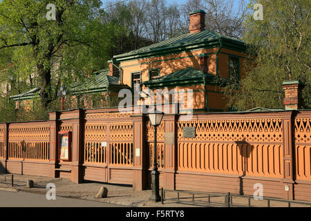 Fassaden- und Zaun von Haus Museum von Leo Tolstoy in Moskau, Russland Stockfoto