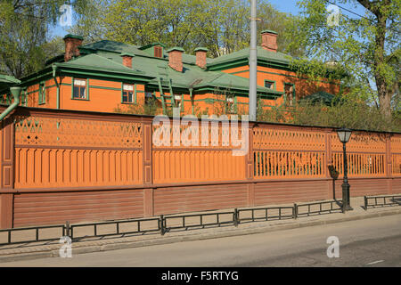 Fassaden- und Zaun von Haus Museum von Leo Tolstoy in Moskau, Russland Stockfoto